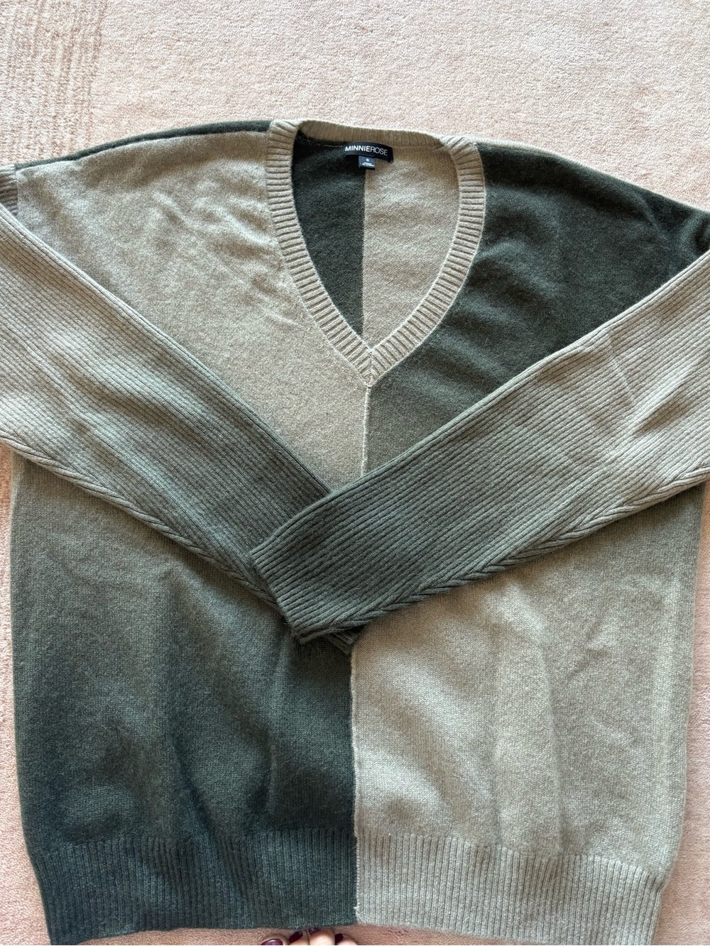 Minnie Rose 100% Cashmere Colorblock V-Neck Sweater Size S Olive Green Two-Tone